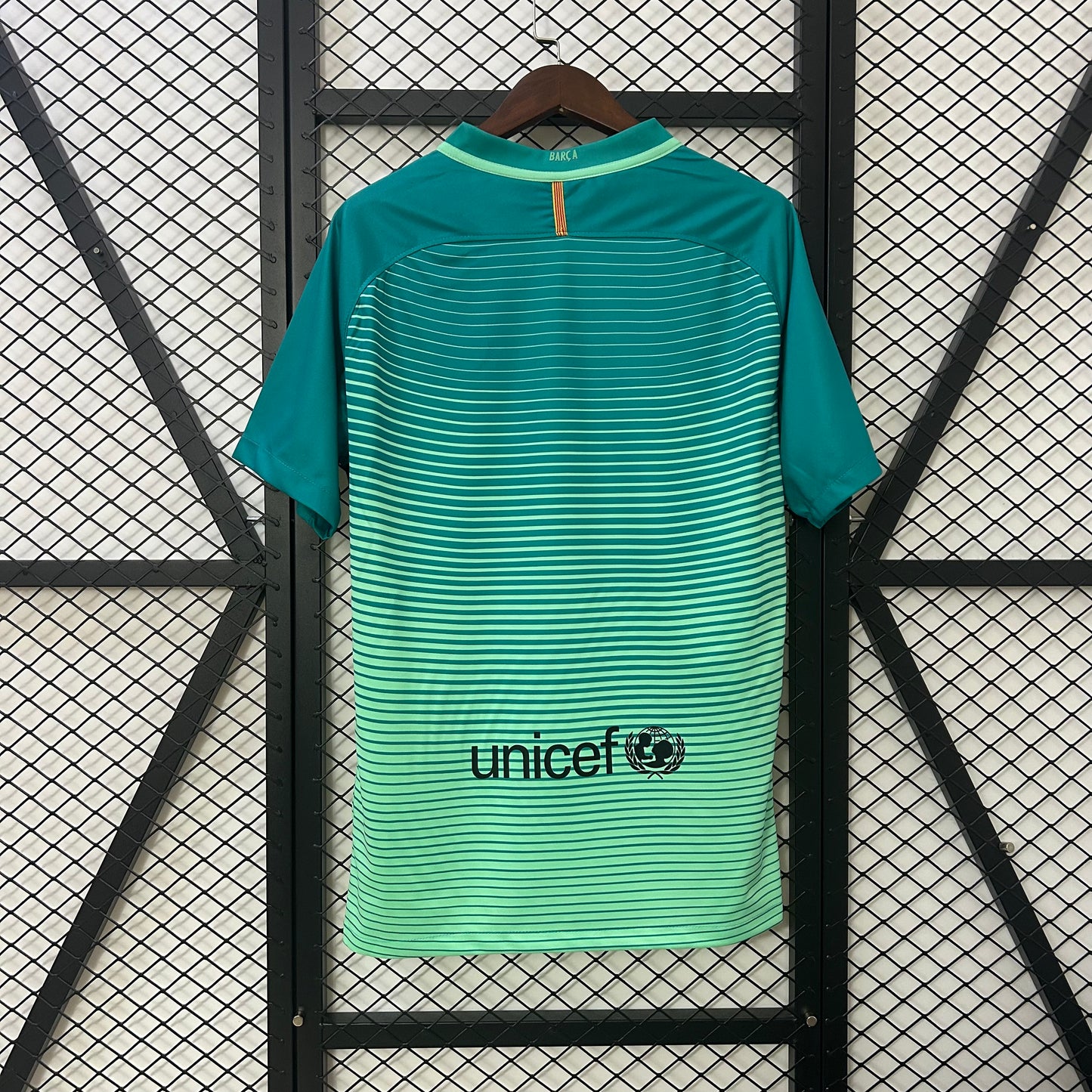 FC Barcelona Retro Tercera 2016/17 Versión Fan