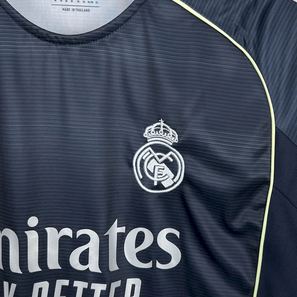 Real Madrid Manga Larga Visita 2025/26 Versión Fan