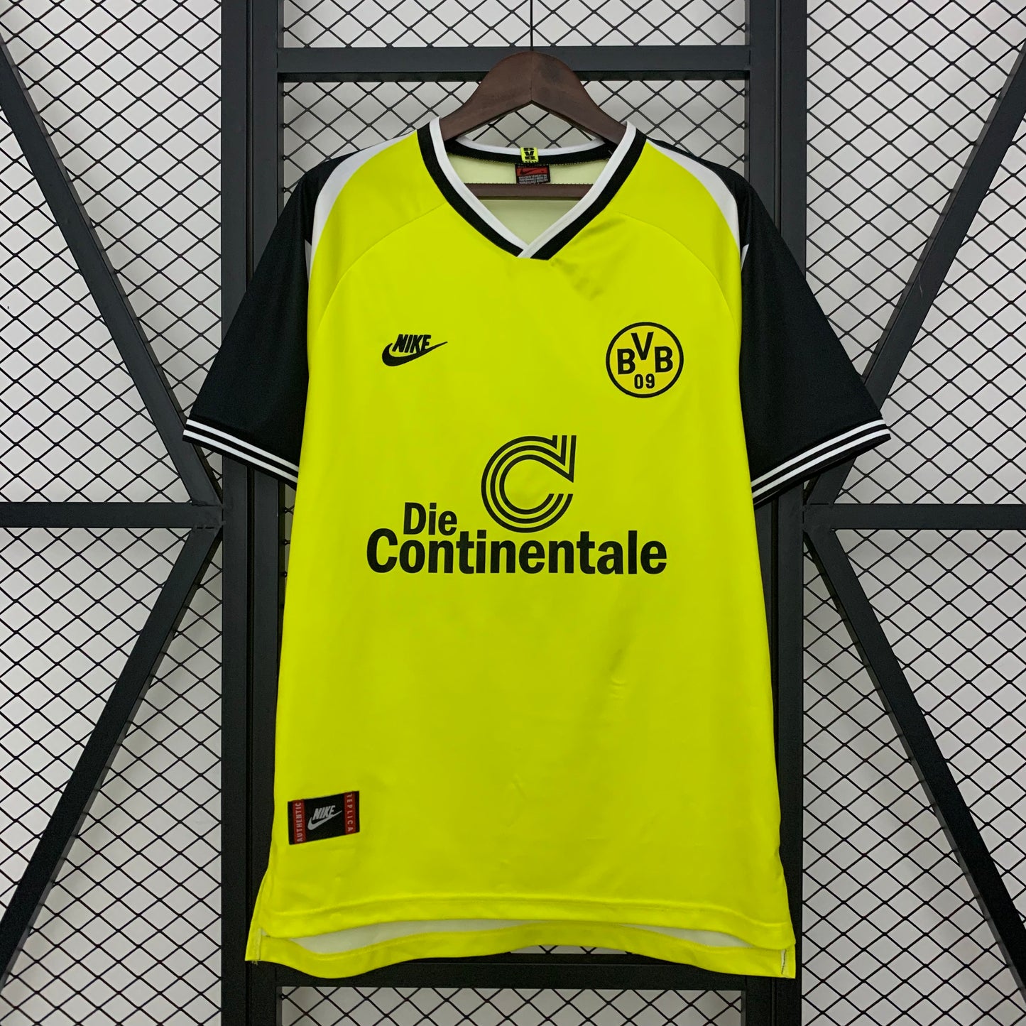 Borussia Dortmund Local Retro 1995/96 Versión Fan