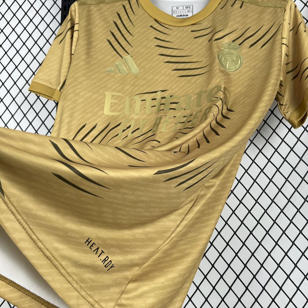 Real Madrid Entrenamiento Dorado 2025/26 Versión Fan