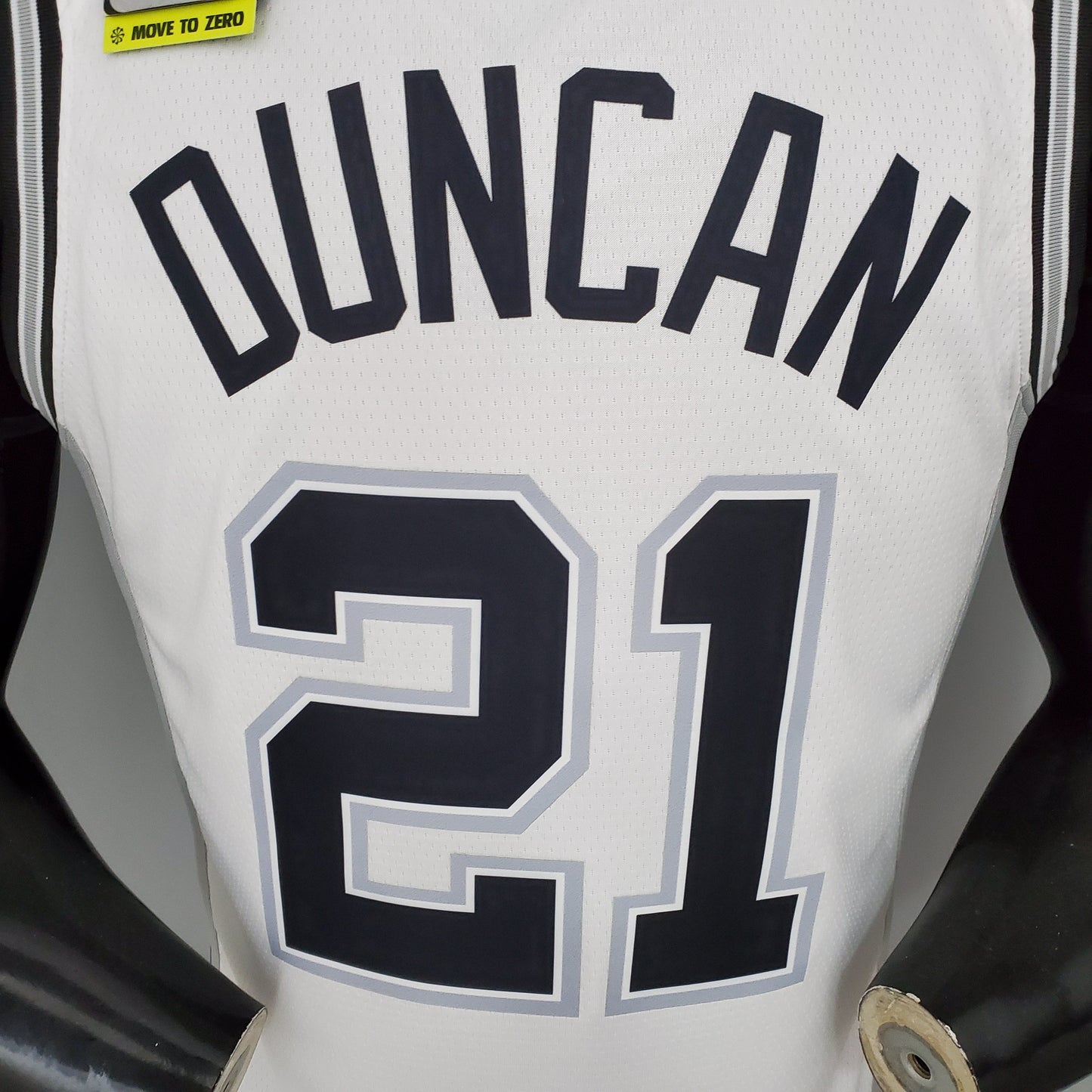 San Antonio Spurs "Connect" Blanca NBA