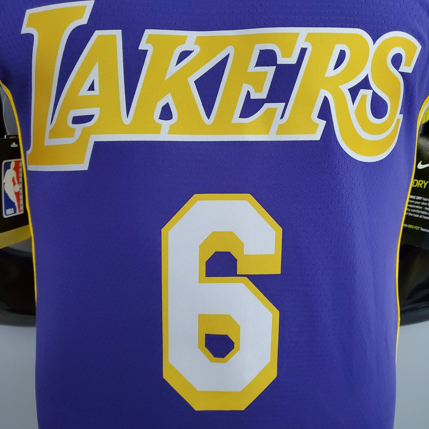 LA Lakers Morada Cuello en V Versión Fan