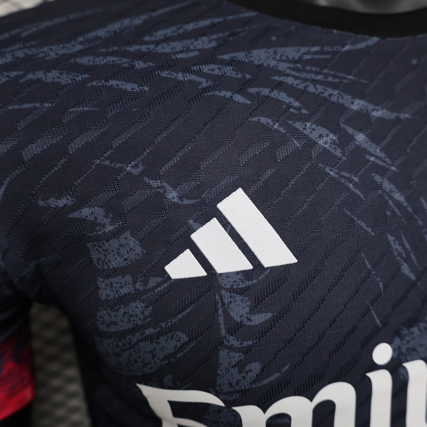 Real Madrid Edición Dragón Rojo y Negro 2024/25 Versión Jugador