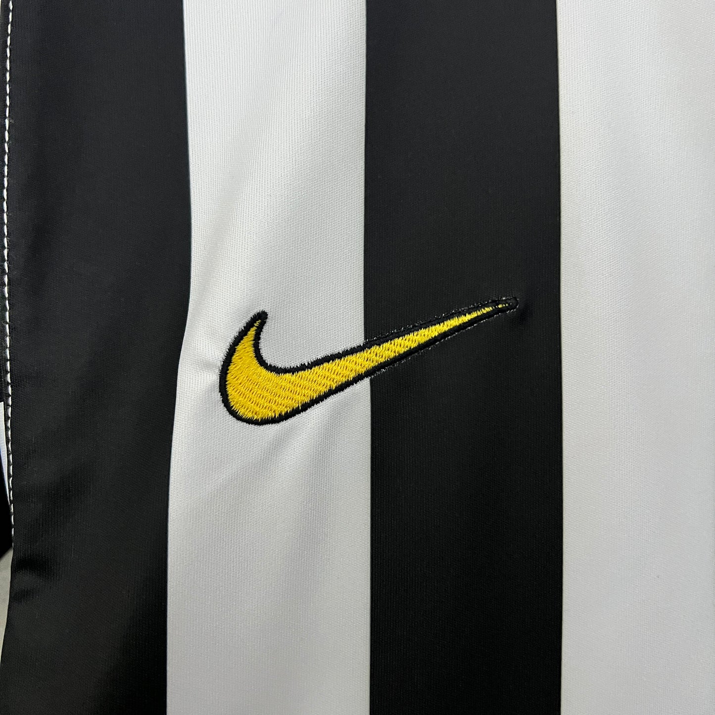 Juventus Local Retro 2003/04 Versión Fan