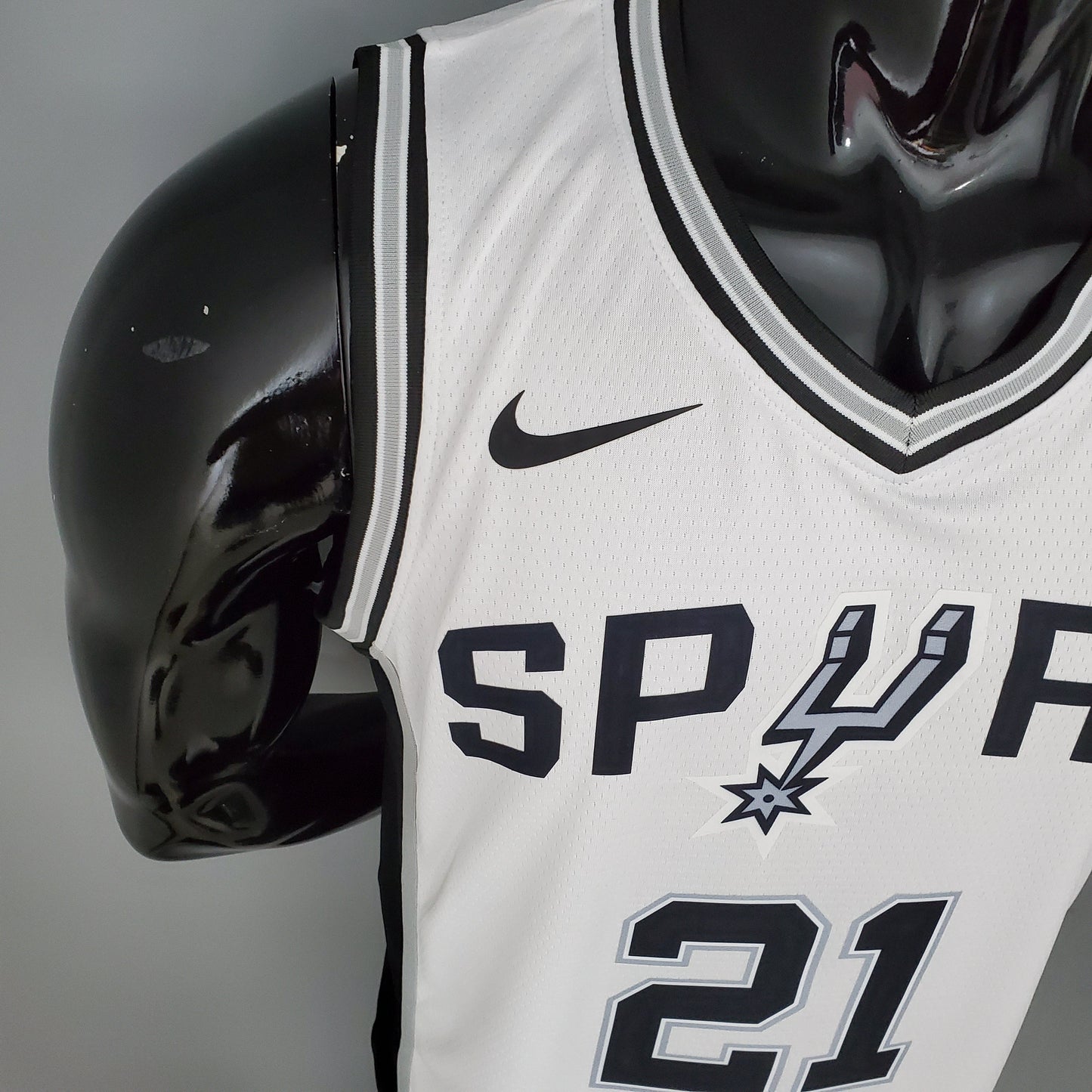 San Antonio Spurs "Connect" Blanca NBA