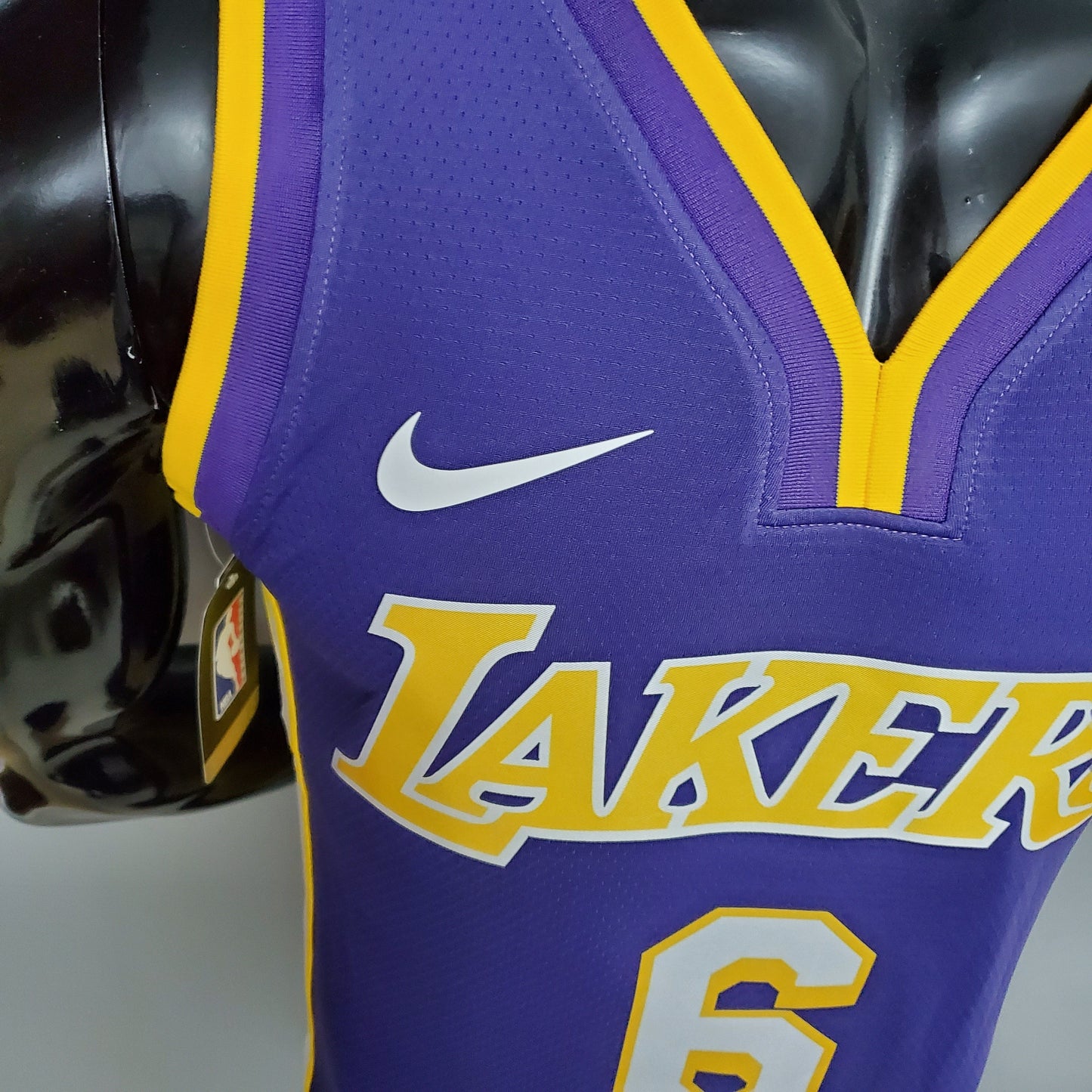 LA Lakers Morada Cuello en V Versión Fan