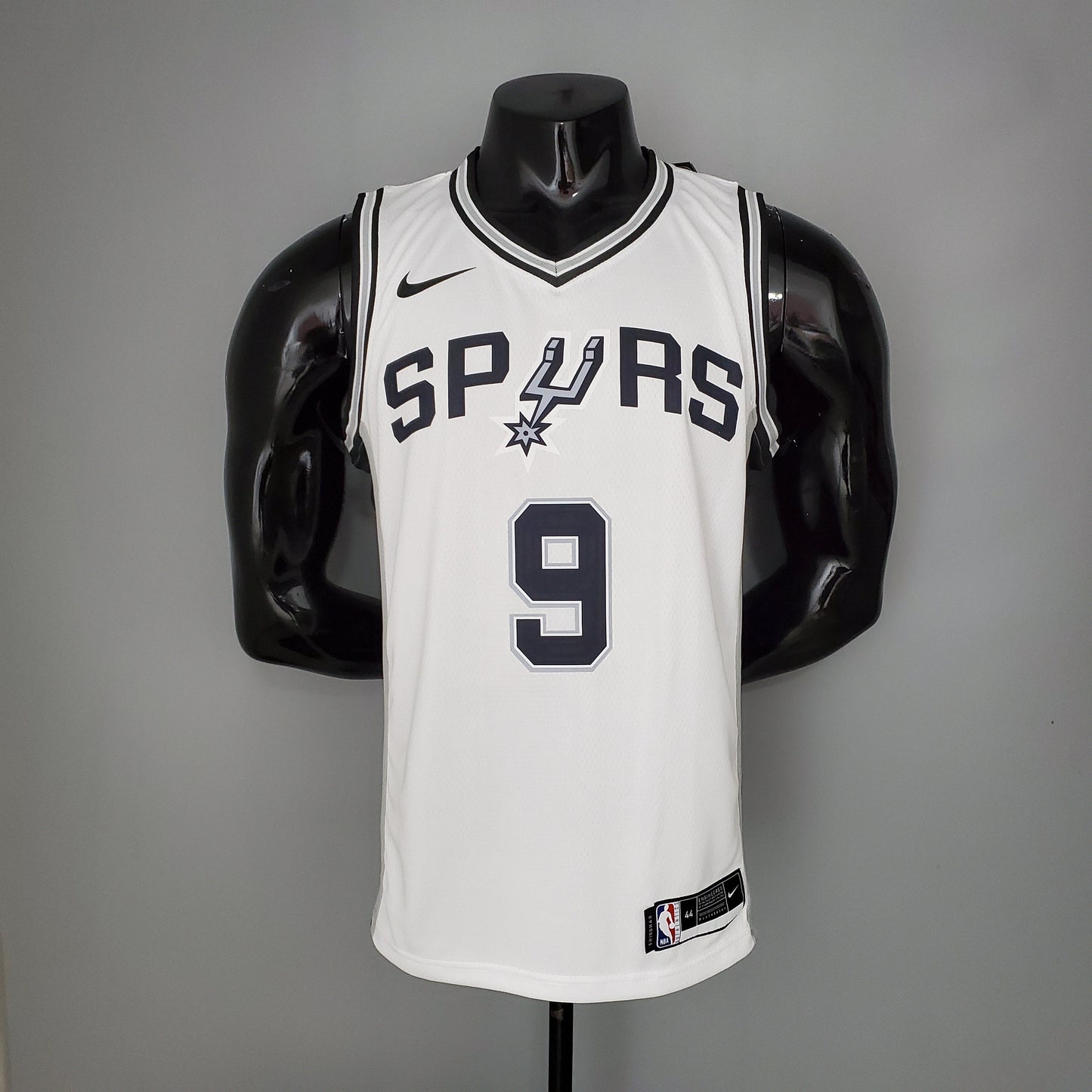 San Antonio Spurs "Connect" Blanca NBA