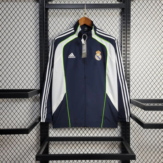 Cortavientos del Real Madrid azul marino con blanco y verde