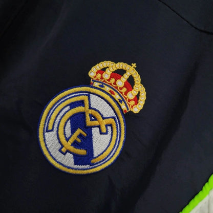 Cortavientos del Real Madrid azul marino con blanco y verde