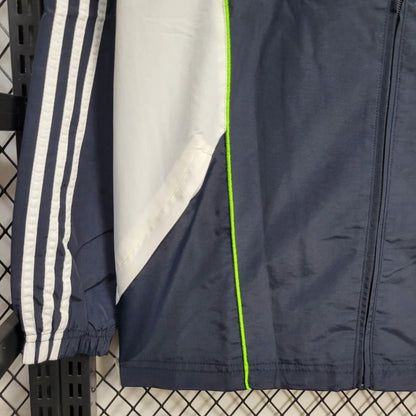 Cortavientos del Real Madrid azul marino con blanco y verde